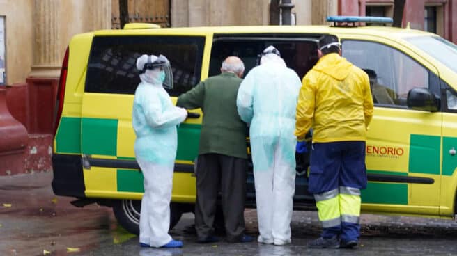 Una ambulancia trasladando a una persona al hospital