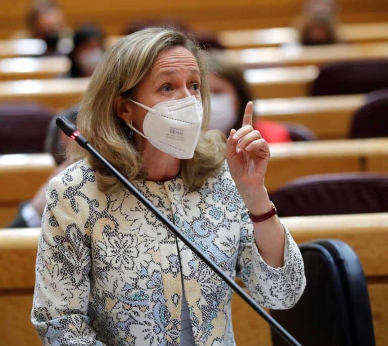 Calviño insiste en que los problemas de la vivienda no se solucionan limitando los precios: "Es un tema complejo"