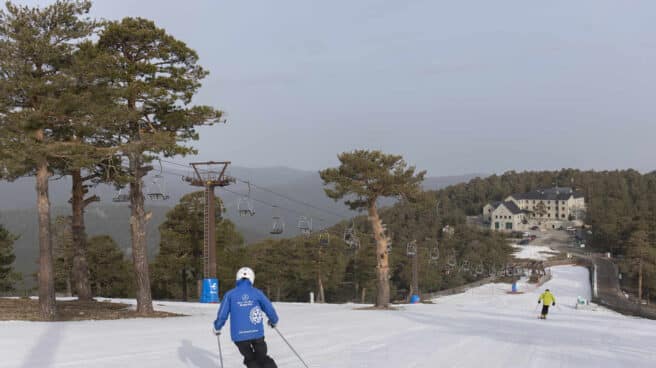 Varios esquiadores en la pista de El Bosque en la estación de esquí de Navacerrada.