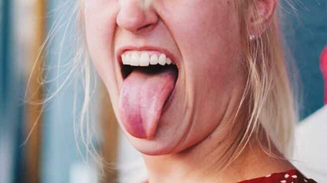 Una mujer enseñando la lengua