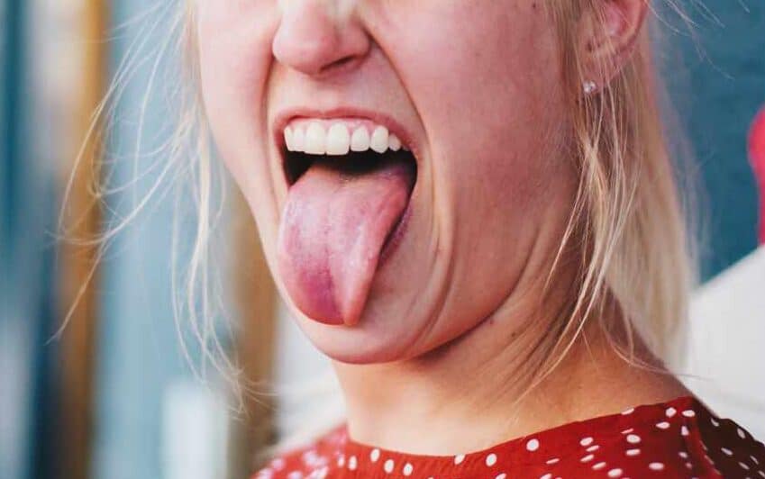 Una mujer enseñando la lengua