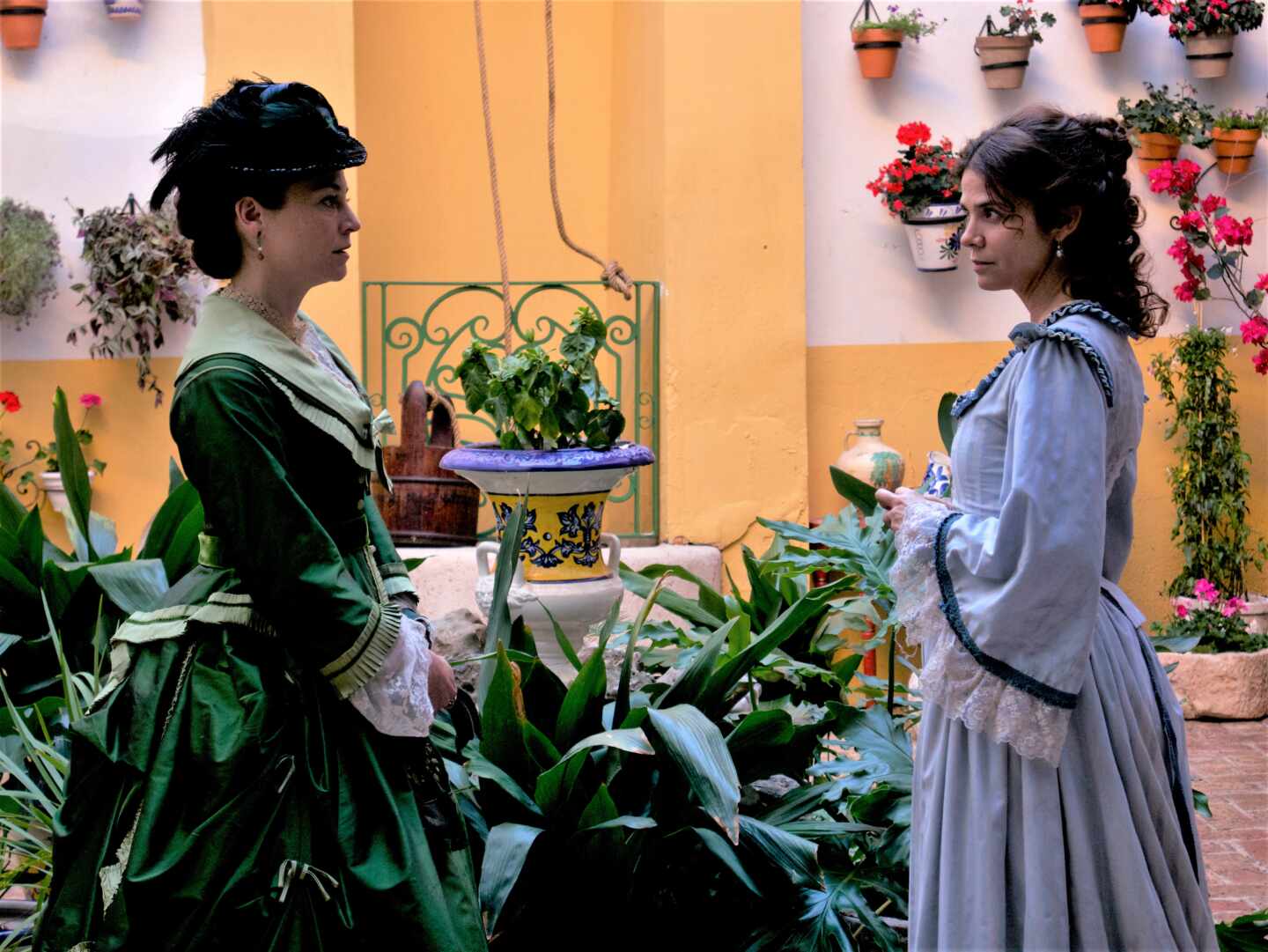 Leonor Watling y Juana Acosta en una escena de 'La Templanza', la nueva serie de Amazon Prime basada en la obra homónima de María Dueñas.