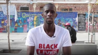 Así es Serigne Mbaye, el mantero que ha fichado Iglesias para su lista del 4-M