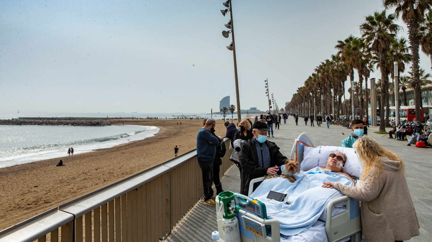 Margarita Pascual, paciente ingresada en la UCI del Hospital del Mar, fue sacada al Paseo Marítimo de Barcelona.