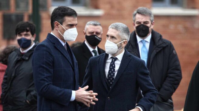 Pedro Sánchez charla con Fernando Grande-Marlaska. Pedro Sánchez charla con Fernando Grande-Marlaska.