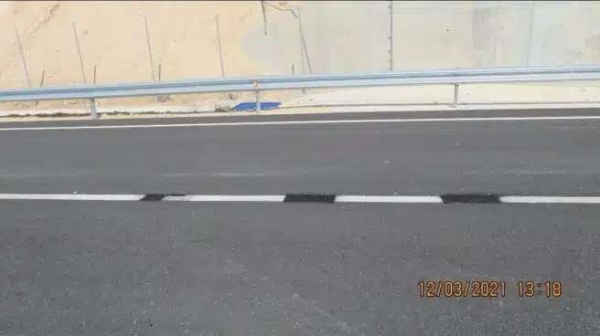 Pillado 'in fraganti' pintando una línea continua en discontinua de una carretera con un espray