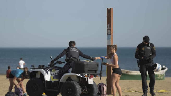 Policías en la playa de la Malvarrosa de Valencia. Policías en la playa de la Malvarrosa de Valencia.