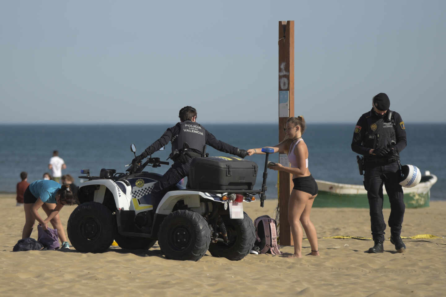 Policías en la playa de la Malvarrosa de Valencia.