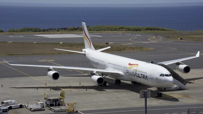 Un avión de Plus Ultra, que defiende sus ayudas Un avión de la aerolínea Plus Ultra en una pista de un aeropuerto.