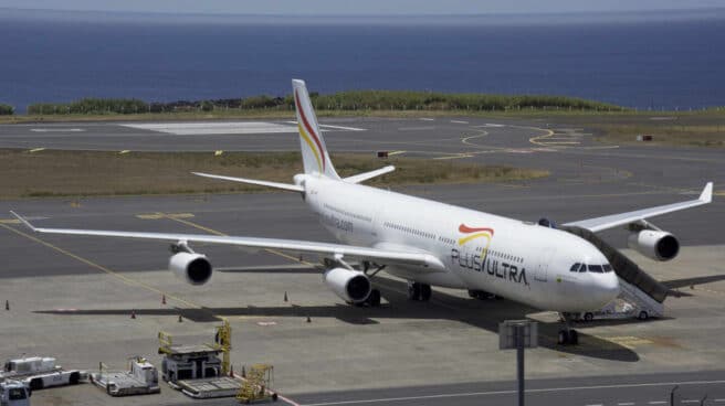 Un avión de la aerolínea Plus Ultra en una pista de un aeropuerto.