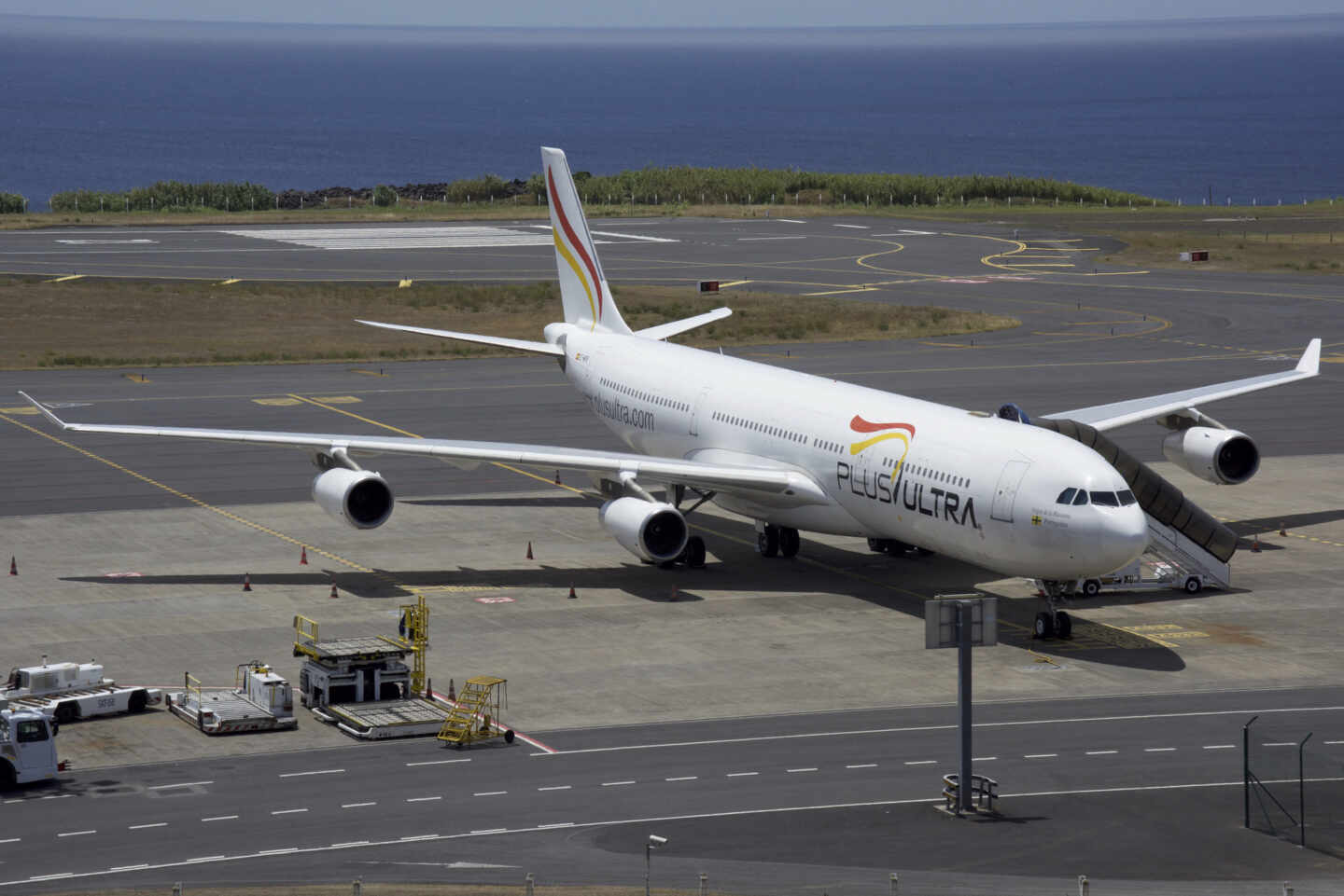 Un avión de la aerolínea Plus Ultra en una pista de un aeropuerto.