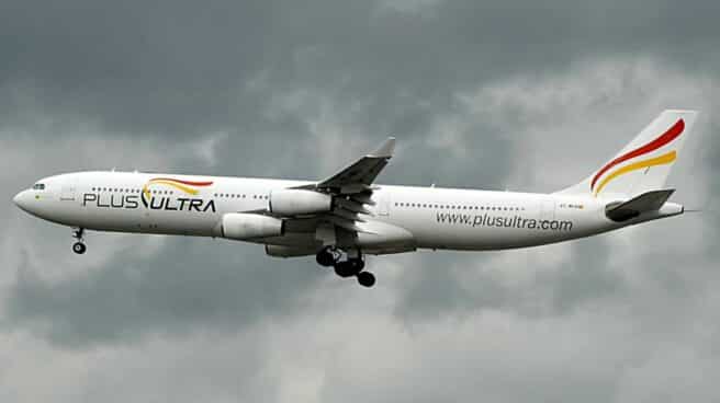 Un avión de Plus Ultra, sociedad que pagó un 7% más que lo que se solía pagar Un avión de Plus Ultra sobrevuela el cielo nublado