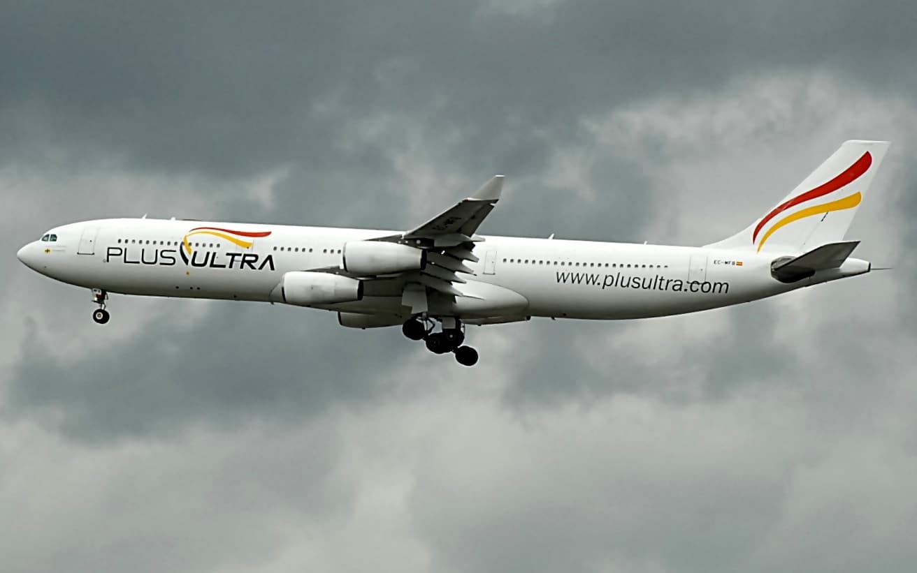 Un avión de Plus Ultra sobrevuela el cielo nublado