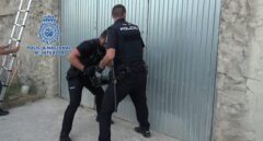 El Constitucional y el Supremo contradicen la justificación de Interior para la 'patada en la puerta'