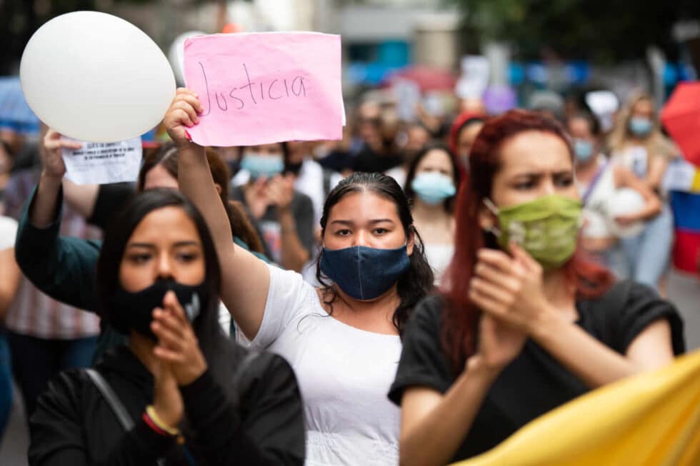 Un grupo de mujeres manifestándose y pidiendo justicia contra la violencia machista