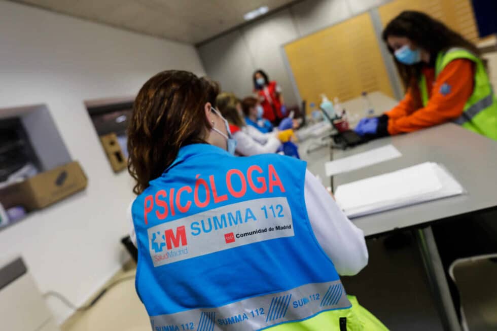 Una mujer psicóloga atendiendo y haciendo su trabajo en consulta