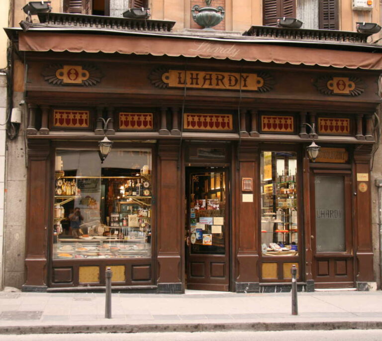 Lhardy, templo del cocido madrileño, en horas críticas