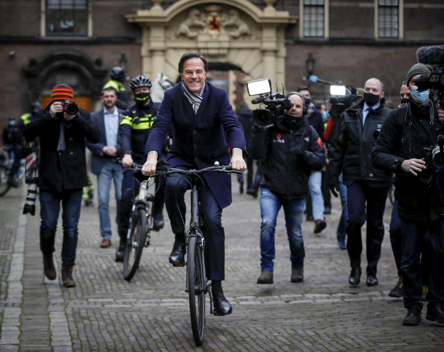 Mark Rutte, primer ministro de los Países Bajos, en bicicleta, como suele moverse por la capital