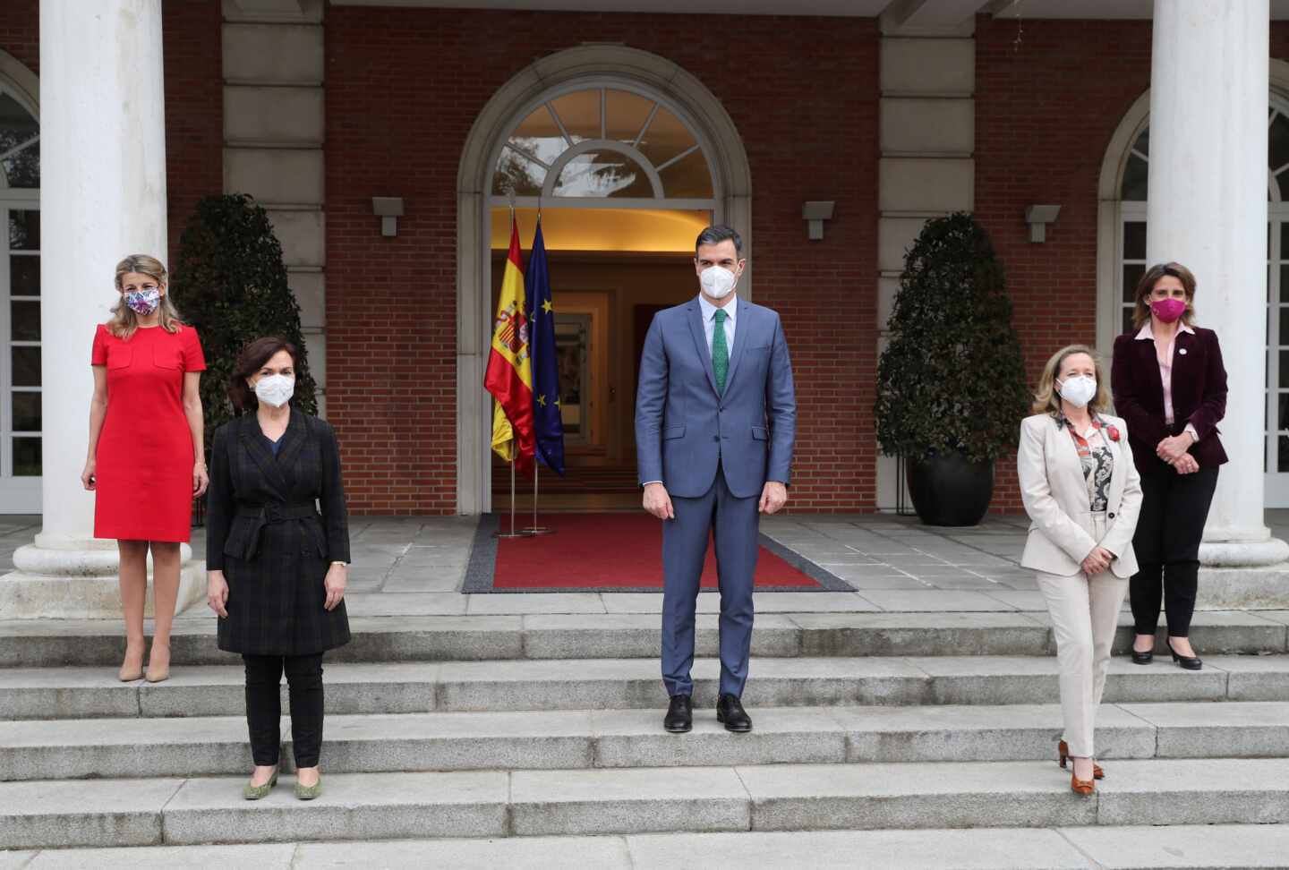 Pedro Sánchez junto a sus cuatro vicepresidentas.