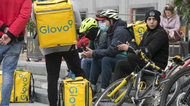 El Gobierno aprueba la ley 'rider' Un grupos de repartidores 'riders' descansando entre los pedidos