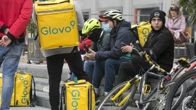 Un grupos de repartidores 'riders' descansando entre los pedidos