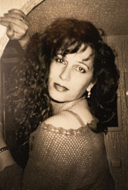 Esperanza Álvarez, que cambió de sexo a finales de los 80, en una foto de joven que cuelga en su casa