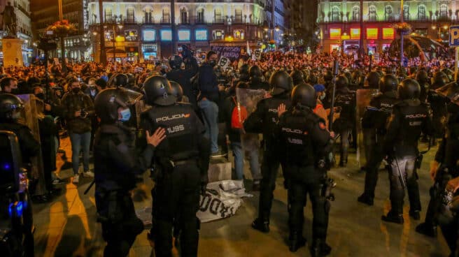 Agentes de la UIP, en una de las concentraciones desarrolladas en la Puerta del Sol tras el encarcelamiento de Hasél.