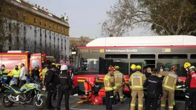 Un aparatoso accidente de autobús deja un motorista herido y provoca largas retenciones