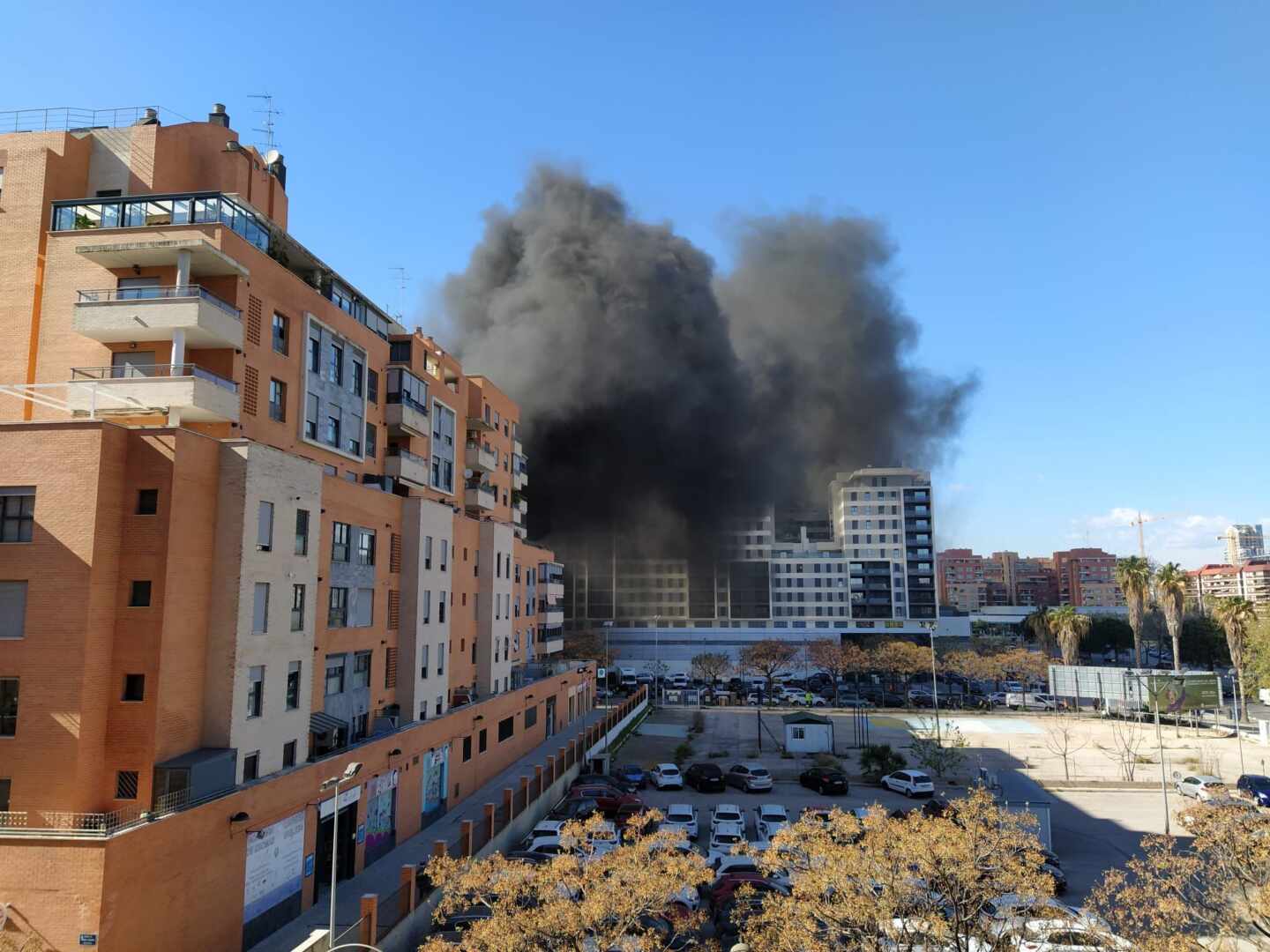 VÍDEO | Un incendio en Nou Campanar moviliza varias dotaciones de bomberos