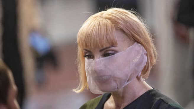 La actriz Najwa Nimri con una mascarilla de tela de color rosa