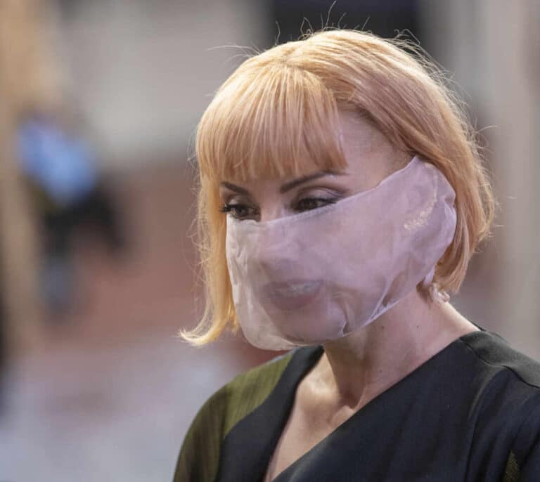 VÍDEO | La actriz Najwa Nimri agrede a varios periodistas a su llegada a Madrid