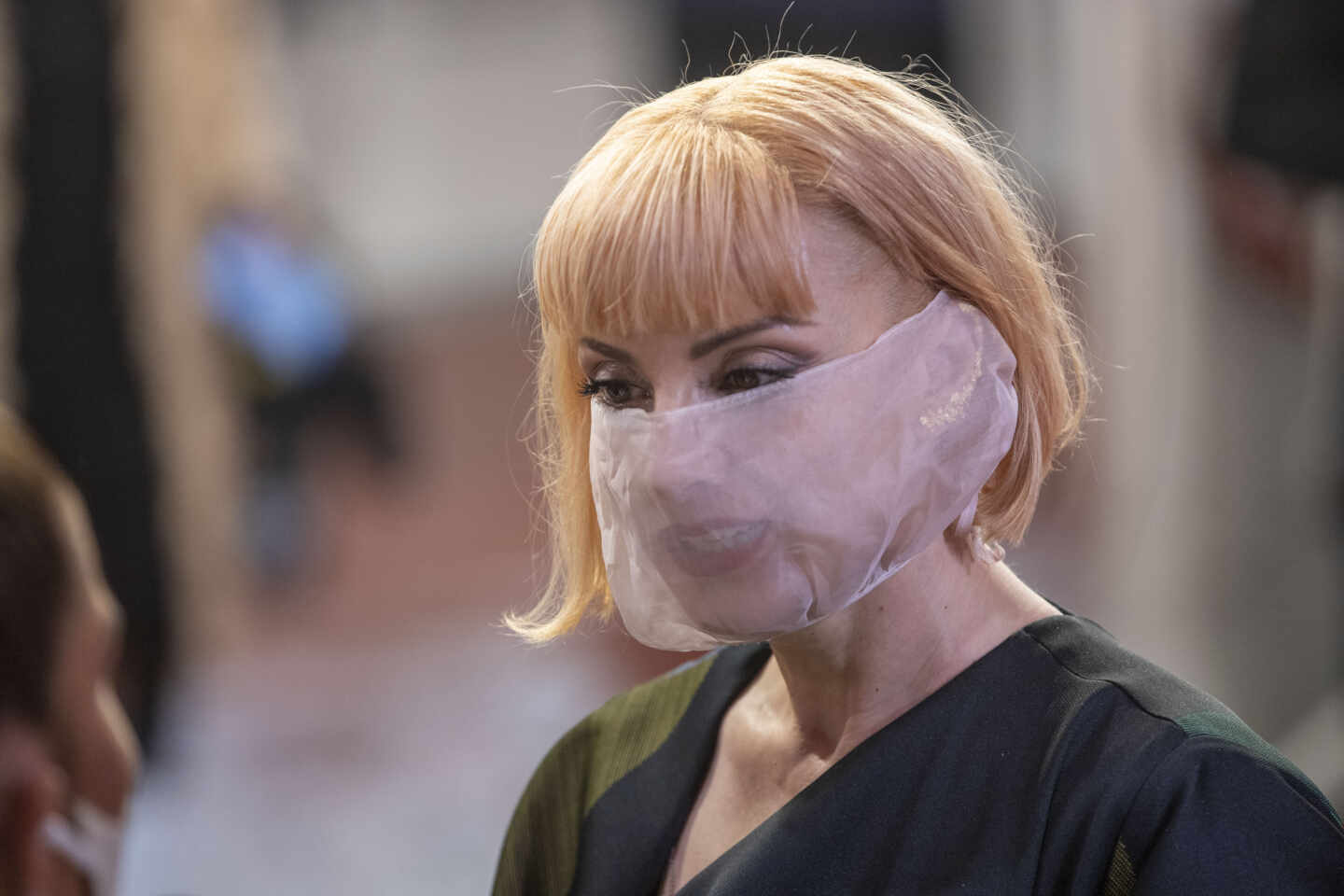 La actriz Najwa Nimri con una mascarilla de tela de color rosa