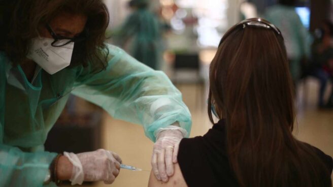 Una farmacéutica recibe una vacuna contra el coronavirus en Madrid