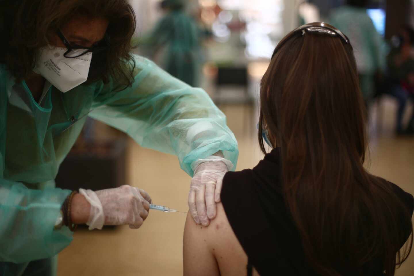 Una farmacéutica recibe una vacuna contra el coronavirus en Madrid