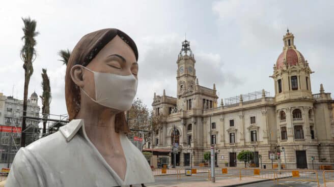 Una falla con una mascarilla en la plaza del ayuntamiento de Valencia