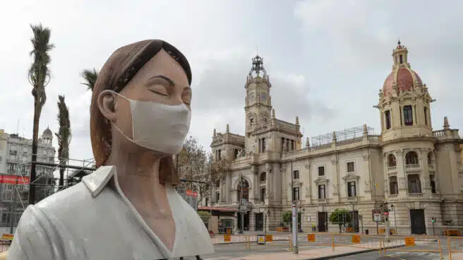El Ayuntamiento de Valencia homenajea a las Fallas con un tenderete y recibe críticas