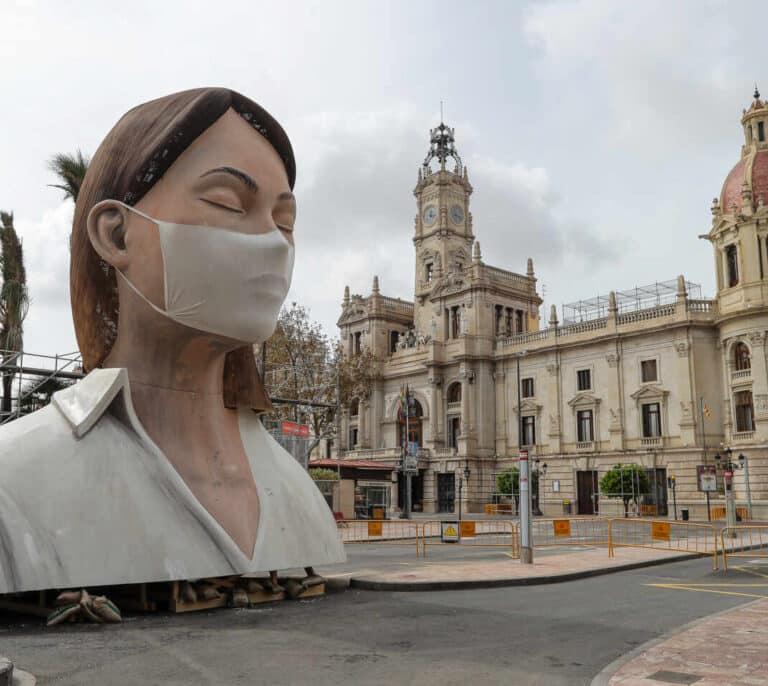 El Ayuntamiento de Valencia homenajea a las Fallas con un tenderete y recibe críticas