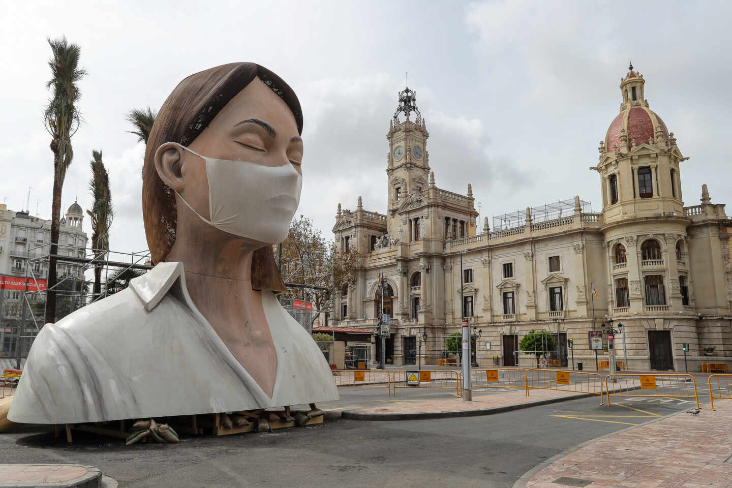 Una falla con una mascarilla en la plaza del ayuntamiento de Valencia