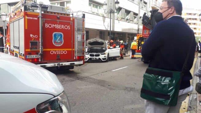 Los bomberos trabajan en el lugar del accidente en Oviedo (Asturias)