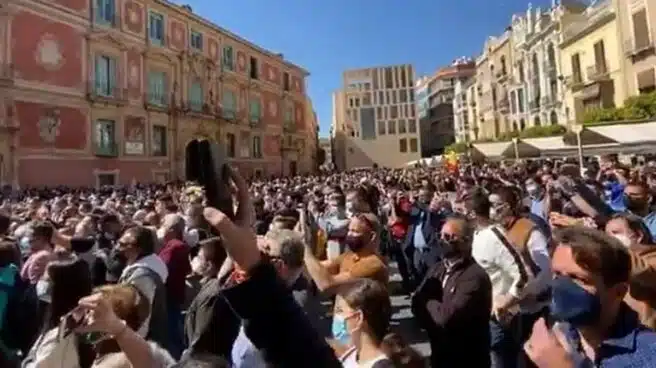 Miles de personas se concentran en Murcia en un acto de Vox contra la moción de censura