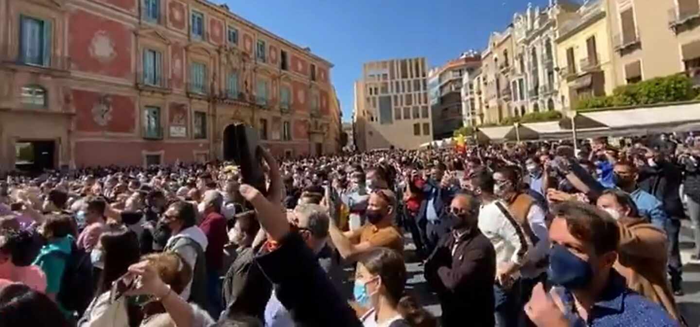 Miles de personas se concentran en la plaza de la catedral de Murcia contra la moción de censura.