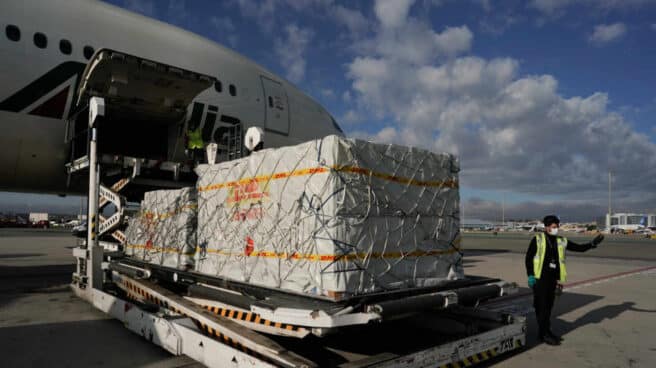 Personal del aeropuerto de Barajas descarga un avión procedente de China la pasada primavera.