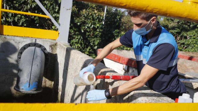 Un técnico toma muestras de aguas residuales en un pozo de Madrid.