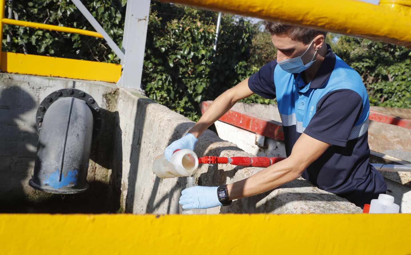 Un técnico toma muestras de aguas residuales en un pozo de Madrid.