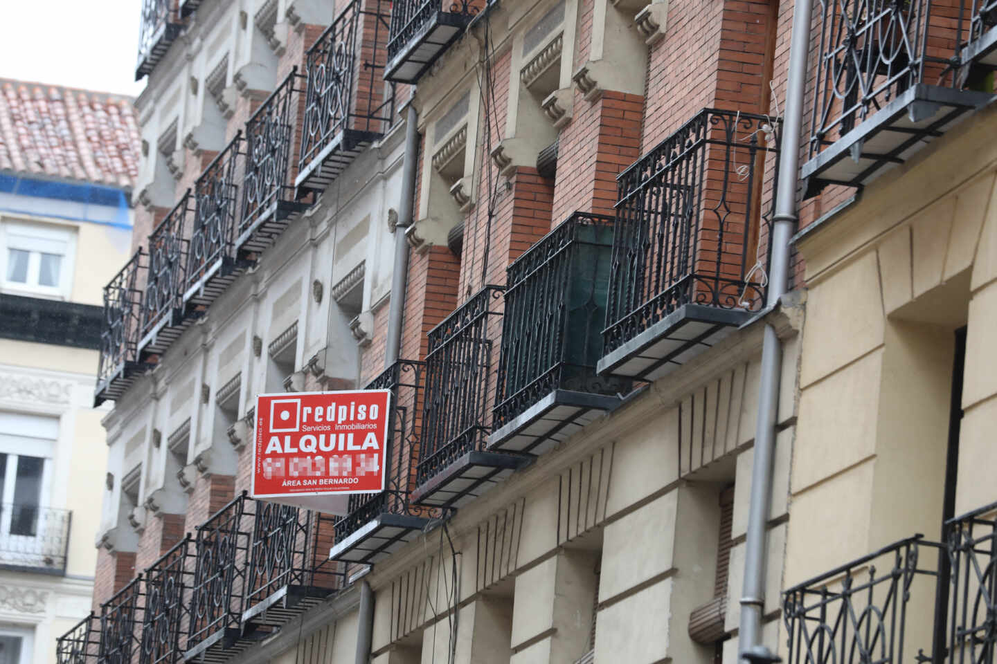 Un edificio tiene varios pisos en alquiler en un céntrico barrio de Madrid