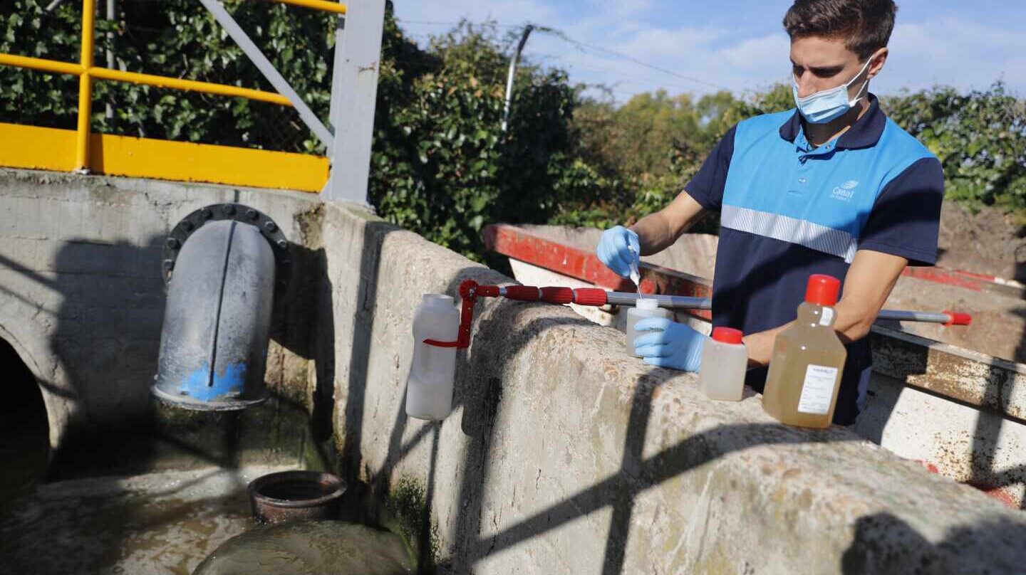 Un técnico toma muestras de aguas residuales en un pozo de Madrid.
