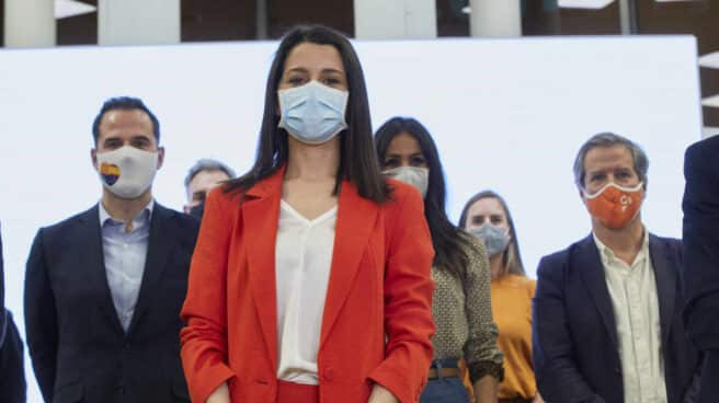 La presidenta de Ciudadanos, Inés Arrimadas, y el nuevo Comité Permanente del partido.