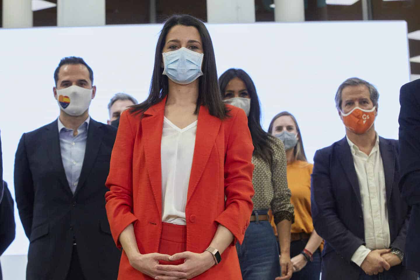 La presidenta de Ciudadanos, Inés Arrimadas, y el nuevo Comité Permanente del partido.