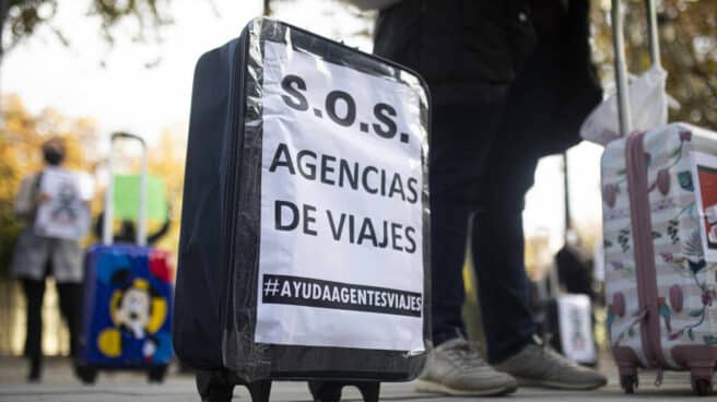 Un cartel de protesta en una concentración de agencias de viajes en el que se lee: "S.O.S Agencias de viajes"