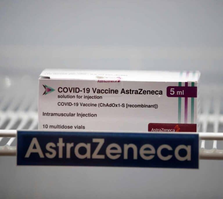 Estos son los síntomas que pueden relacionar la vacuna de AstraZeneca con la trombosis
